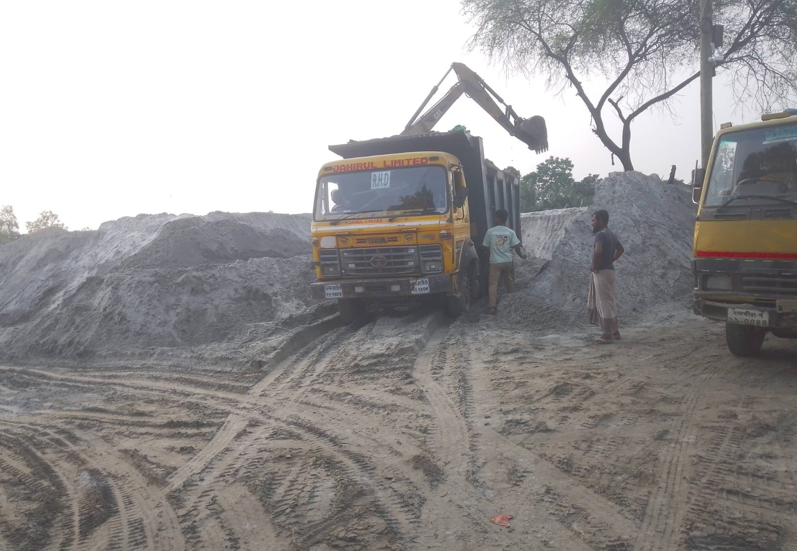 হাইকোর্টের আদেশ উপেক্ষা করে শ্যামনগরে অবৈধ বালু উত্তোলন