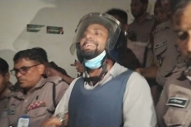 রবীন্দ্রনাথের প্রতিকৃতিতে কালি, আয়াসের জামিন শুনানিতে আইনজীবীদের হাতাহাতি