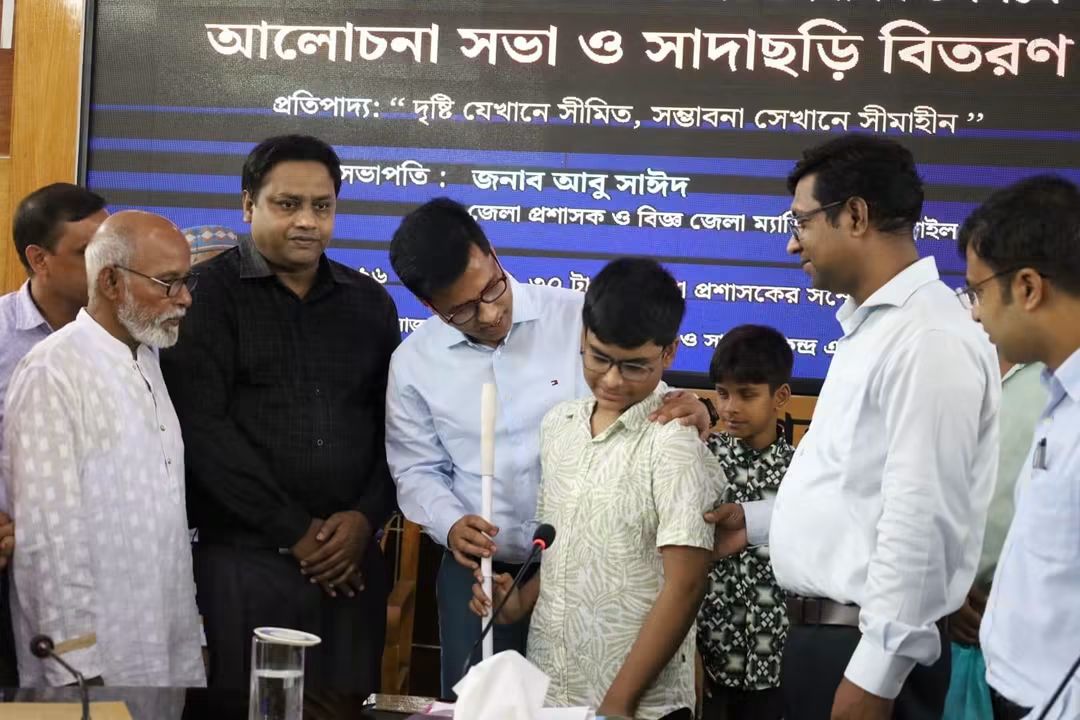 টাঙ্গাইলে সাদাছড়ি দিবস পালিত, দৃষ্টিপ্রতিবন্ধীদের মাঝে ছড়ি বিতরণ