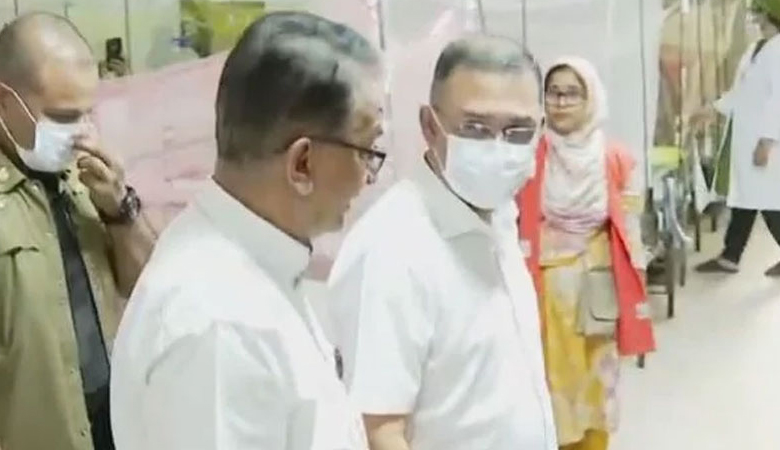 হাসপাতালে চিকিৎসককে ধূমপান করতে দেখলেন প্রধানমন্ত্রী, যে ব্যবস্থা নেওয়া হলো