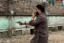 পিস্তল হাতে মাদকবিরোধী অভিযানে প্রতিমন্ত্রী ইশরাক, প্রশ্ন ও মিশ্র প্রতিক্রিয়া