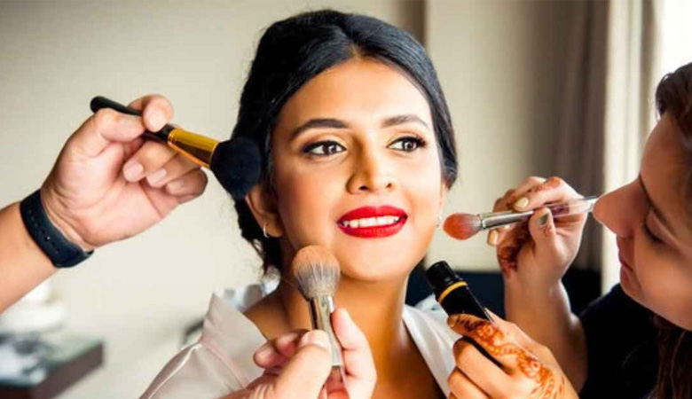 দুর্গাপূজায় মেকআপ দীর্ঘক্ষণ রাখতে বাড়িতে বানিয়ে নিন সেটিং স্প্রে