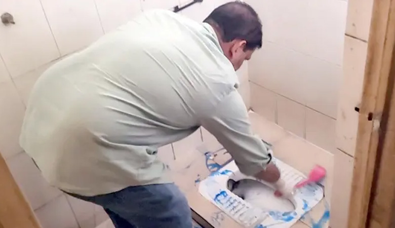 হাসপাতালের টয়লেট পরিষ্কার করলেন এমপি আনিছুর রহমান তালুকদার