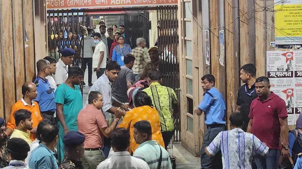 কলকাতার পূজামণ্ডপে পদদলনে ১৯ মৃত্যু, আয়োজকসহ গ্রেফতার সাতজন