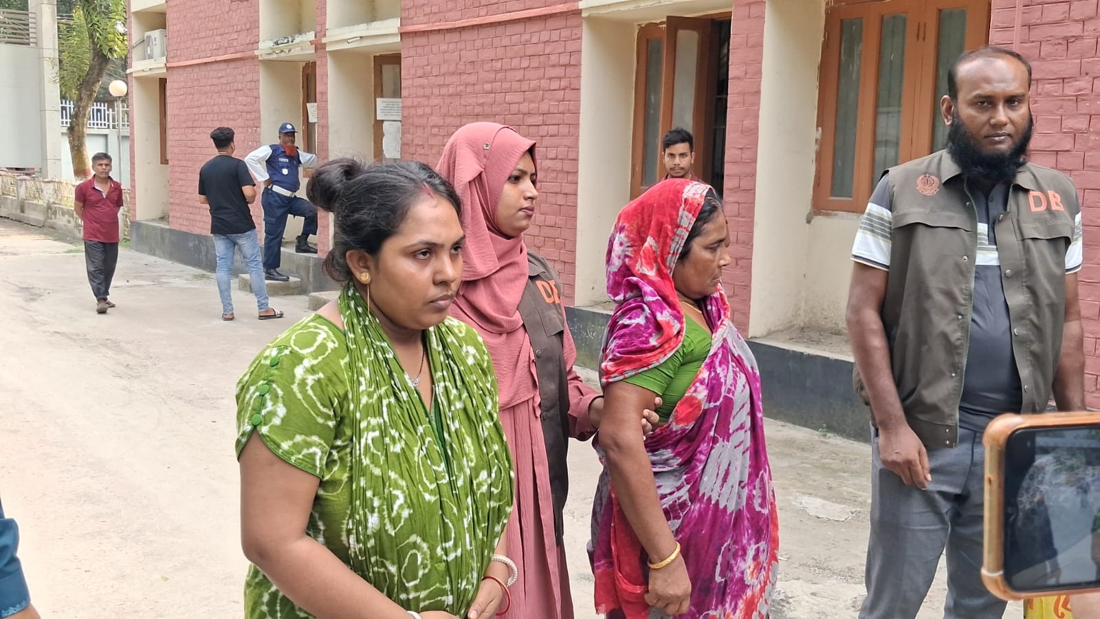 মাগুরায় চার হাজার ইয়াবা ও ছয় লাখ টাকা উদ্ধার, আটক দুই নারী