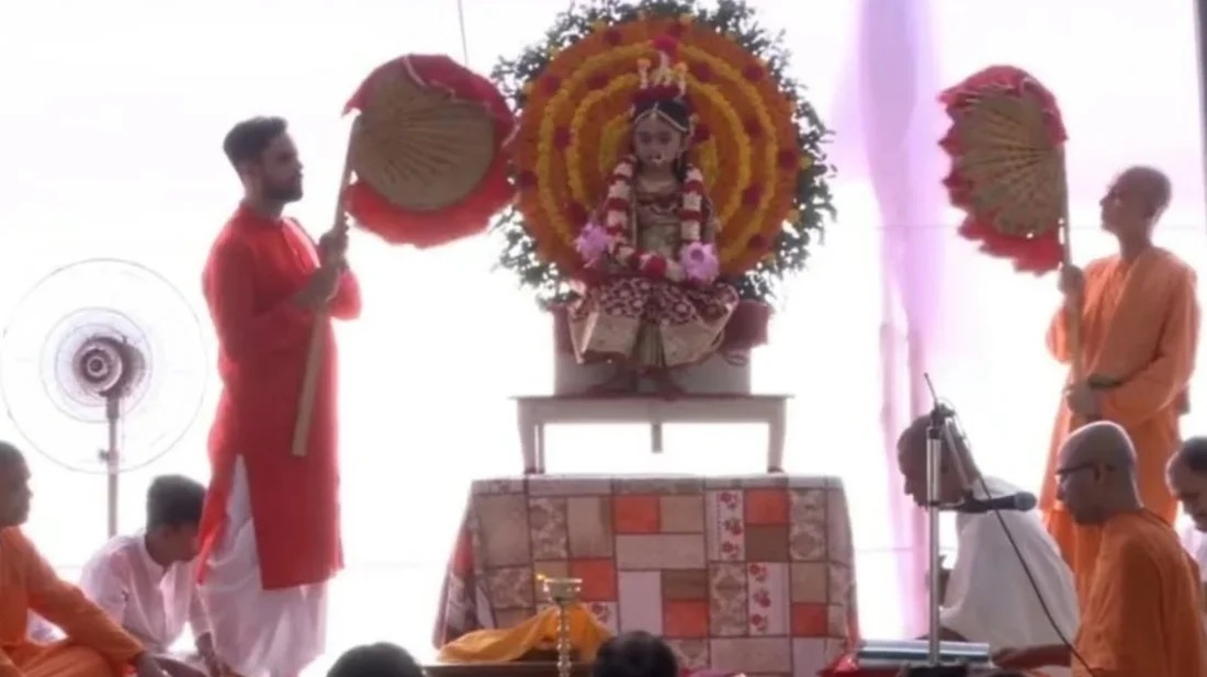 রাজধানীর রামকৃষ্ণ মিশনে ধর্মীয় আচার-অনুষ্ঠানে কুমারী পূজা উদযাপন
