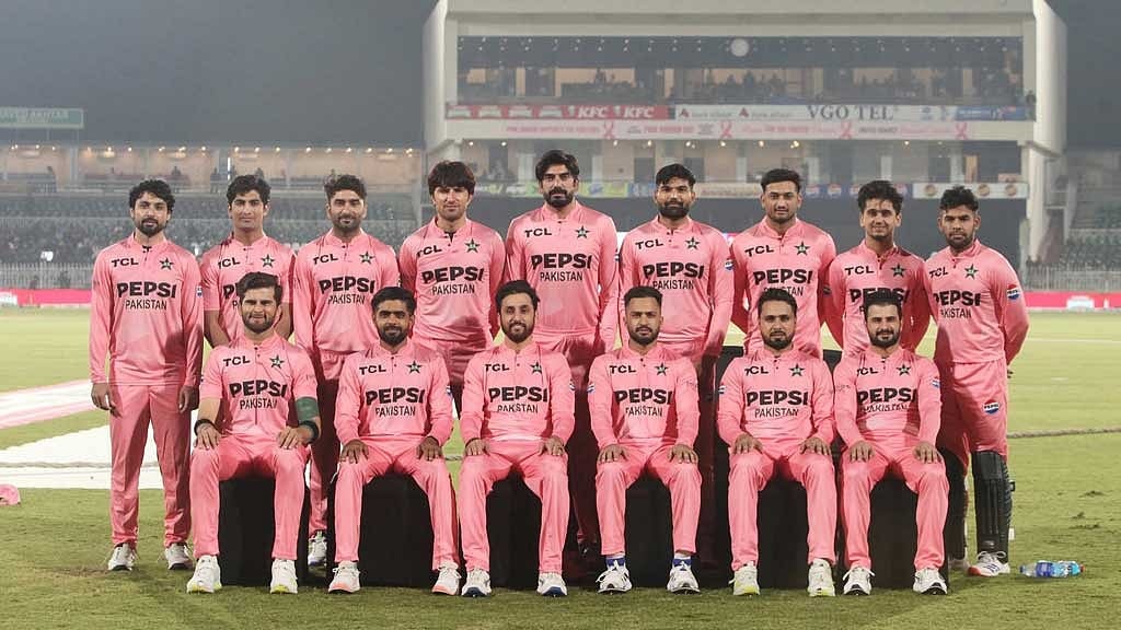 সবুজ ছেড়ে গোলাপি জার্সিতে মাঠে নামবে পাকিস্তান