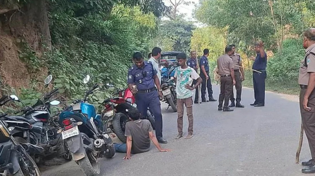 কক্সবাজারে অস্ত্রের মুখে ৫০-৬০ যানবাহনে দিনদুপুরে ডাকাতি, লুটপাট