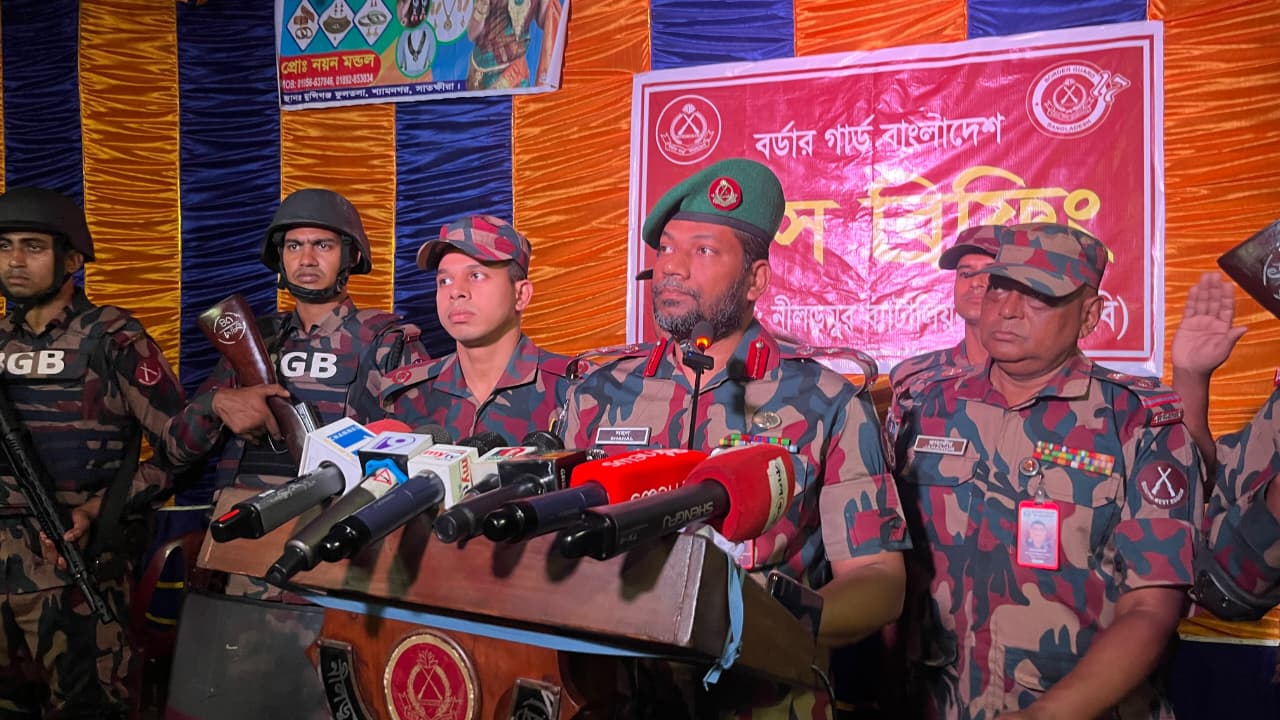 সাতক্ষীরার উপকূলীয় ৪৪ পূজামণ্ডপের নিরাপত্তায় ১৬ প্লাটুন বিজিবি
