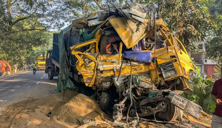 নাটোরে বাস-ট্রাক সংঘর্ষ, নিহত বেড়ে ১৪