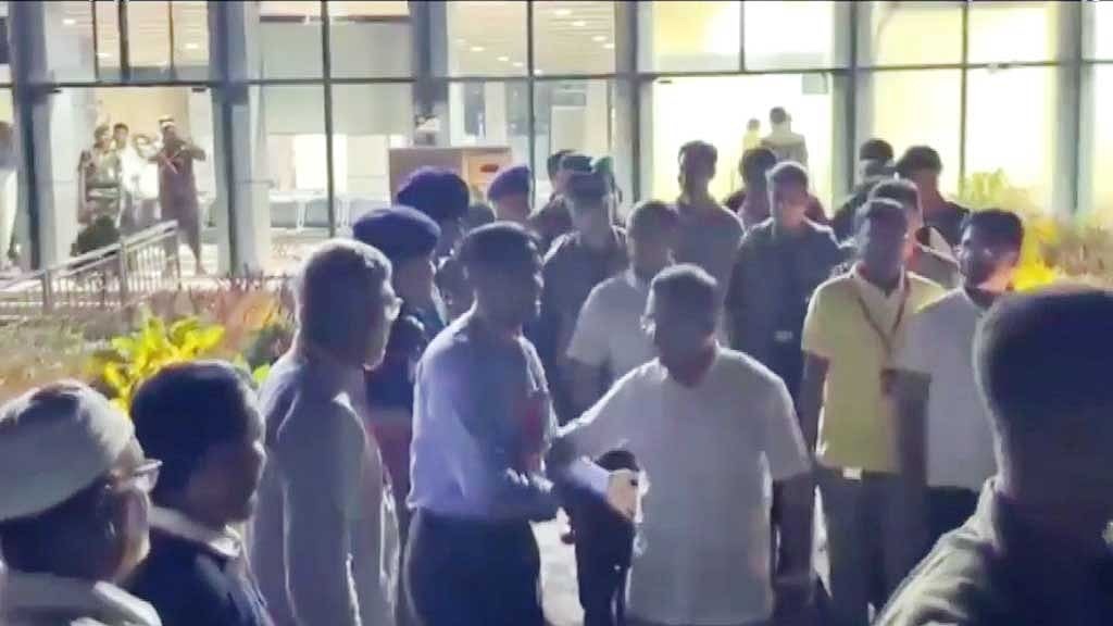 প্রধামন্ত্রীর সঙ্গে হাত মেলানোর ভিডিও ছড়িয়ে পড়ার পর বিভাগীয় কমিশনার প্রত্যাহার