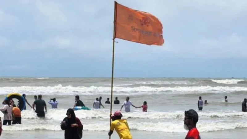 হিমছড়িতে সমুদ্র সৈকতে গোসলে নেমে তিন পর্যটকের মৃত্যু
