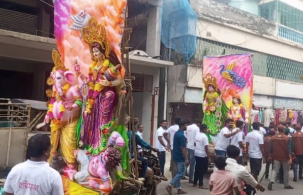 সিঁদুর খেলা আর জয়ধ্বনিতে মেহেরপুরে দুর্গোৎসবের বিদায়