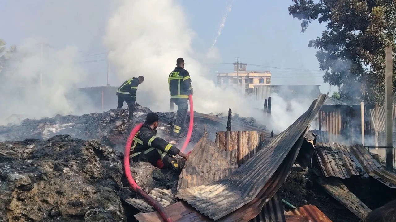 গাজীপুরে আগুনে মসজিদ, ঝুট গুদাম ও দোকানপাট পুড়ে ছাই