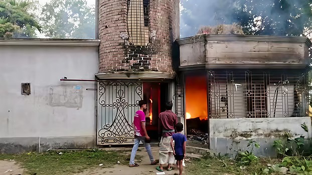 ছাত্রীকে ধর্ষণচেষ্টার অভিযোগে মাদ্রাসায় আগুন, শিক্ষক পুলিশে