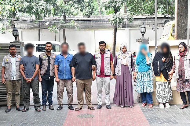 প্রেমের ফাঁদে ব্ল্যাকমেল, হানিট্রাপ চক্রের পাঁচ সদস্য গ্রেফতার