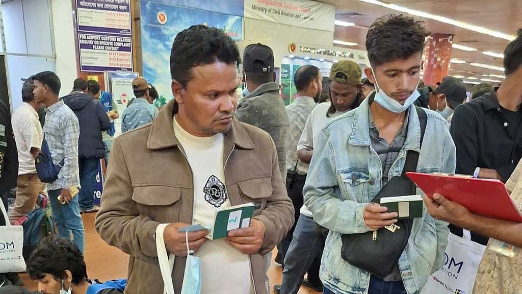 লিবিয়া থেকে ফিরলেন আরো ১৭৪ বাংলাদেশি, মানবপাচারের শিকার অনেকে