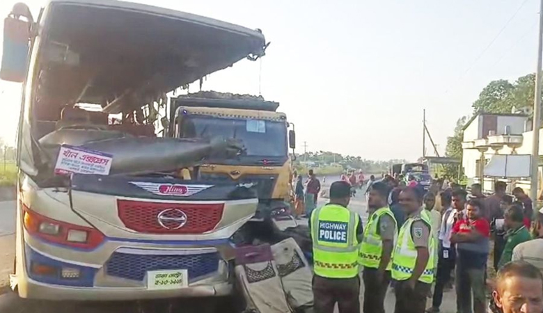 রংপুরে দাঁড়িয়ে থাকা ডাম্প ট্রাকে বাসের ধাক্কায় নিহত ৩, আহত ১৫