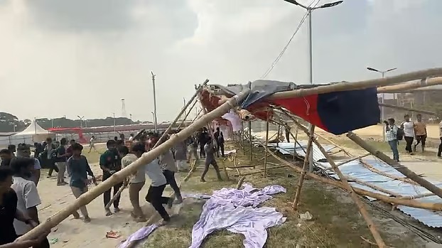 সচিবালয় স্থানান্তরের প্রতিবাদে মেলার স্থাপনা ভাঙচুর শেকৃবি শিক্ষার্থীদের