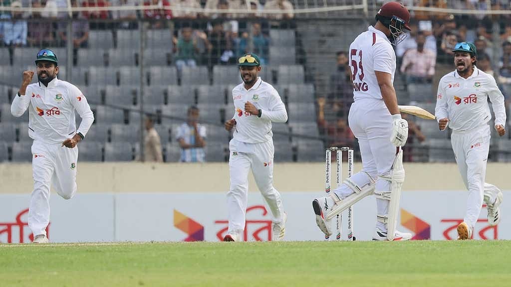ব্যাটিং ধসের পর বোলিংয়ে লড়াইয়ে ফিরল বাংলাদেশ