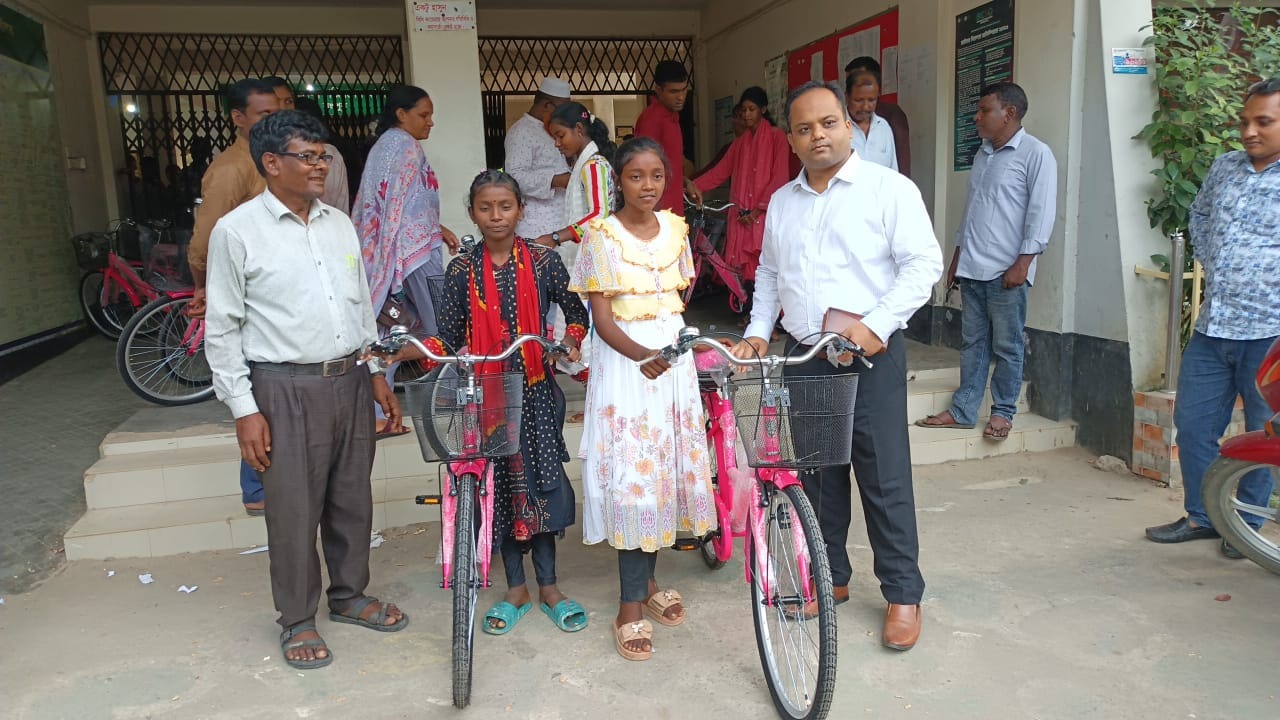 পীরগঞ্জে আদিবাসীদের সহায়তা বিতরণে অনিয়ম তদন্তের দাবি