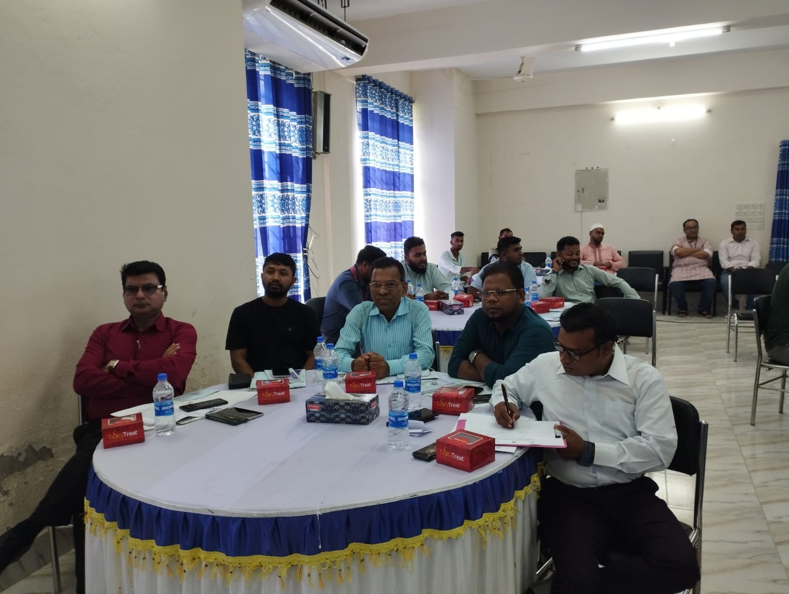 সড়ক দুর্ঘটনায় শিক্ষার্থী আহত, ফুটওভার ব্রিজ নির্মাণের দাবি