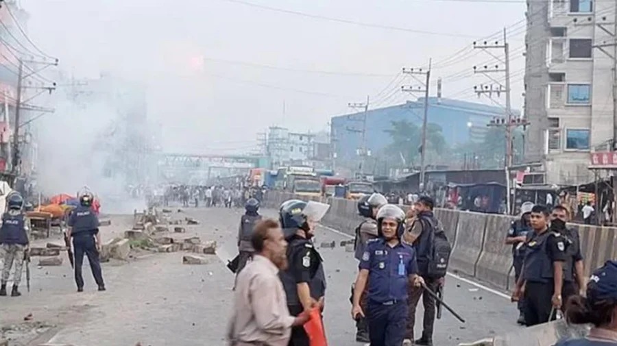 ৩০ হাজার টাকা মজুরির দাবিতে উত্তাল পোশাকশিল্প, সংঘর্ষ-ভাঙচুর